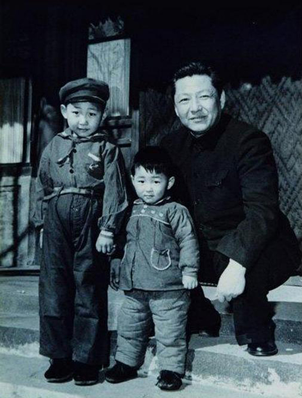 1958年，習(xí)仲勛與兒子習(xí)近平、習(xí)遠(yuǎn)平在一起。
